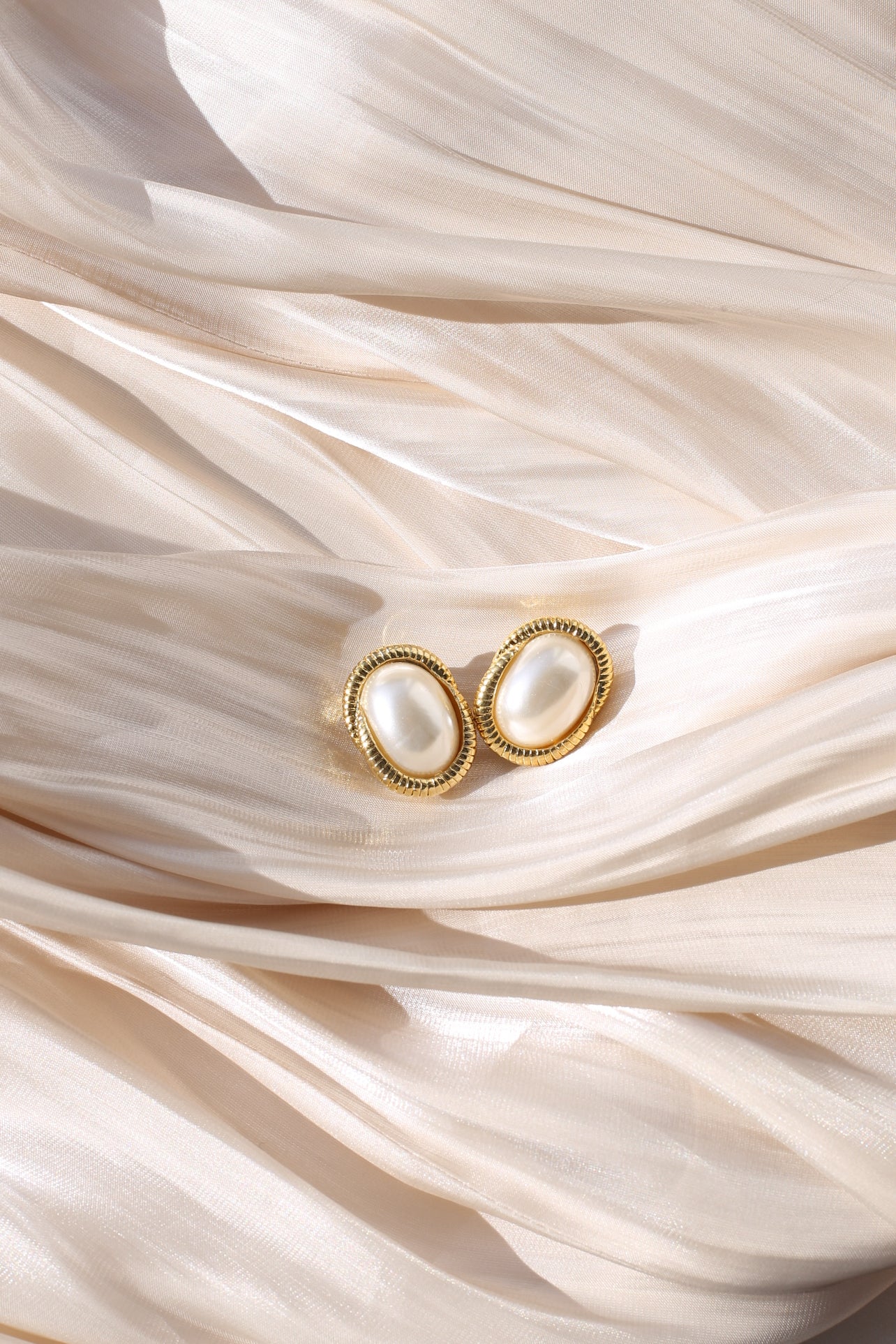 Aïda Vintage Oval Pearl Clip Earrings