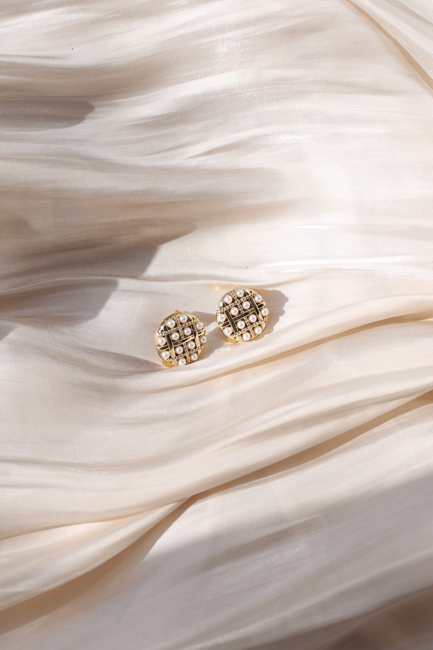 Alma Vintage Pearl Grid Clip Earrings