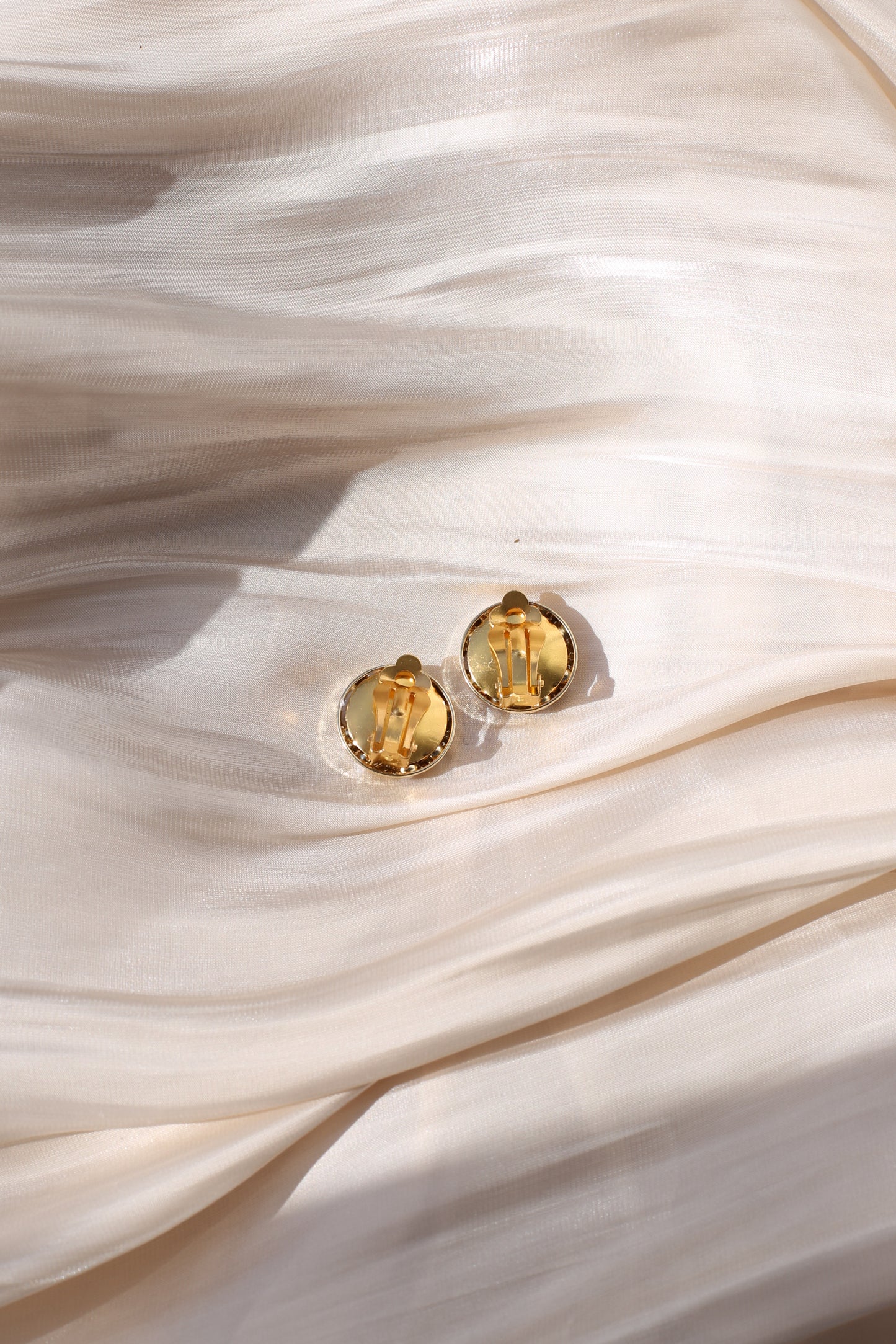 Alma Vintage Pearl Grid Clip Earrings