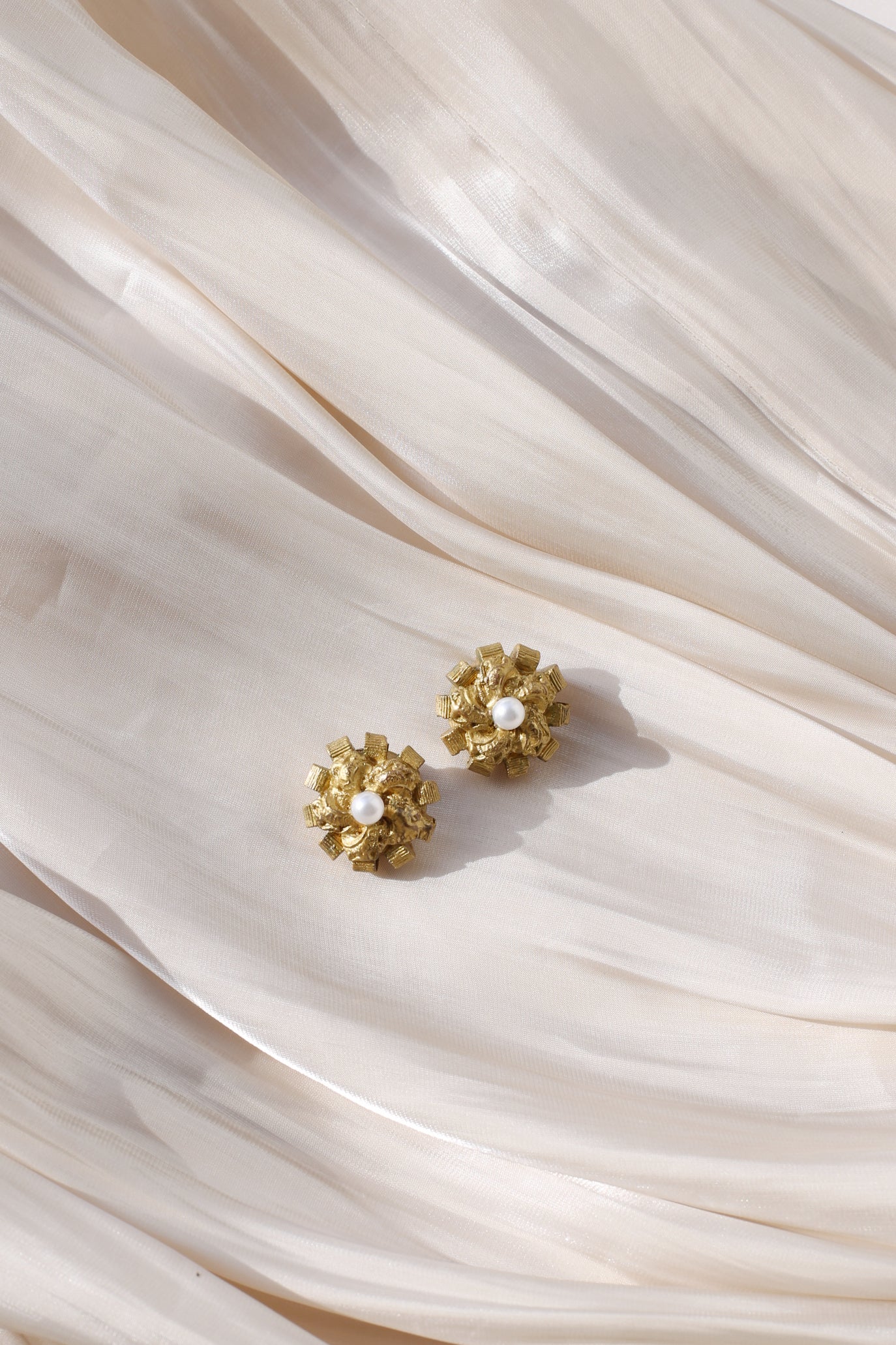 Amélie Vintage Pearl Flower Clip Earrings