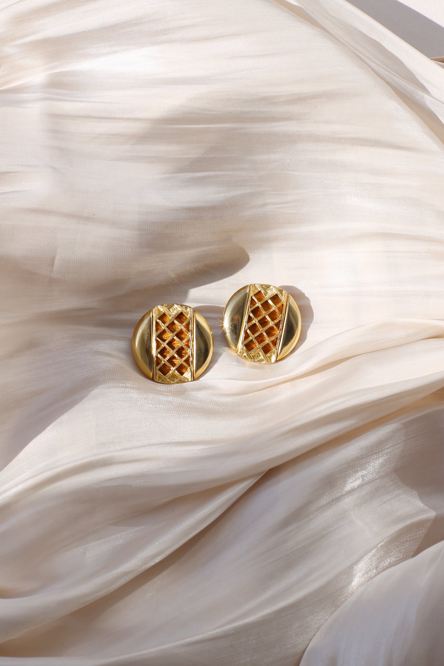 Juna Vintage Lattice Dome Clip Earrings