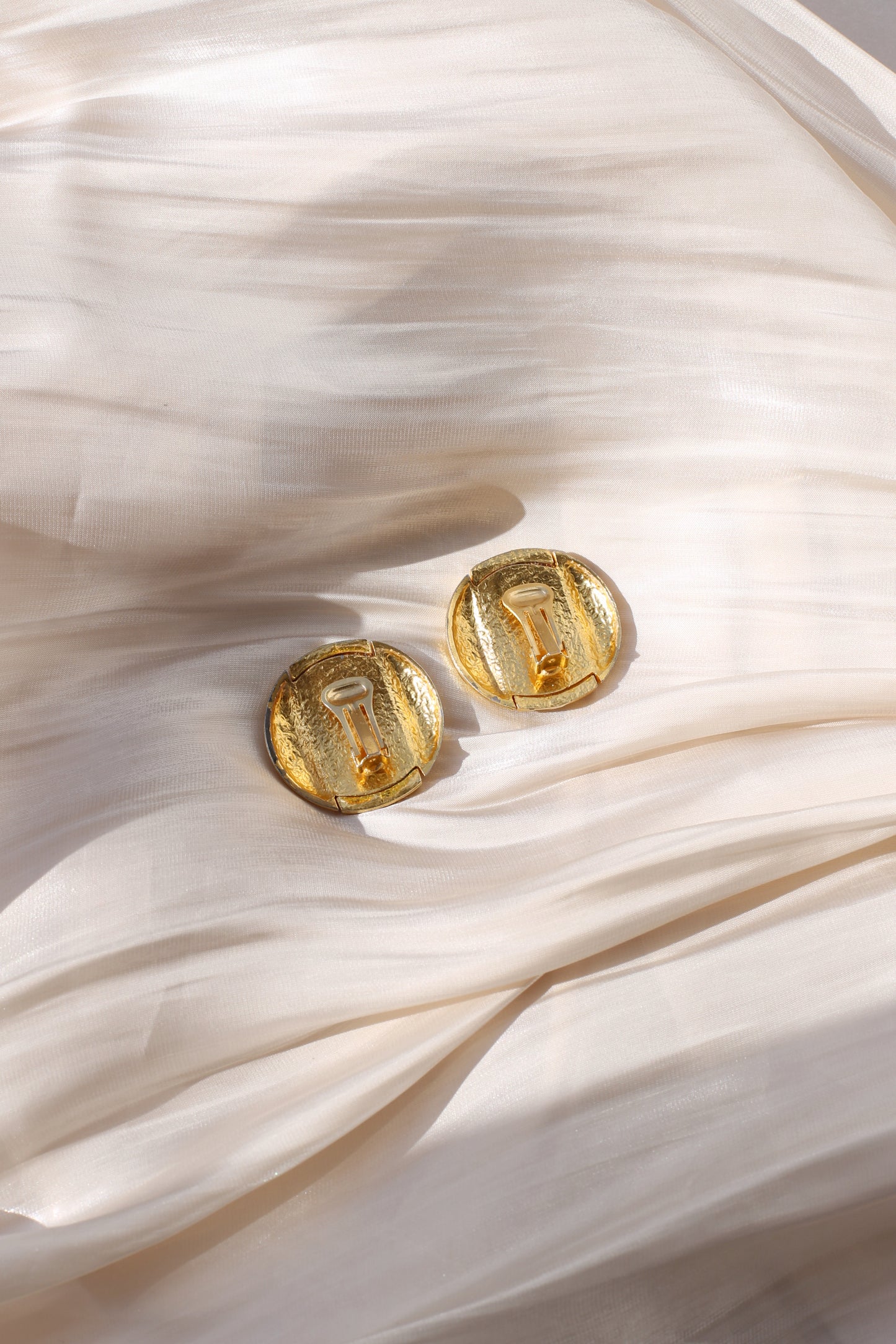 Juna Vintage Lattice Dome Clip Earrings